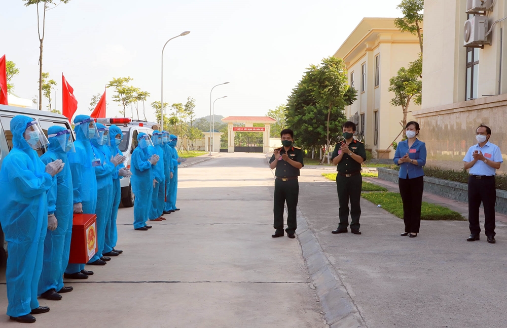 Bí thư Tỉnh ủy Bắc Ninh Đào Hồng Lan động viên các lực lượng vào nơi cách ly tập trung làm nhiệm vụ trong ngày bỏ phiếu bầu cử sớm.